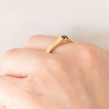 Solitario a fascia vintage in oro giallo 14K con zaffiro di taglio carré (0.18ct ca.), anni ‘70