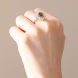 Vintage-Gänseblümchenring aus 14 Karat Weißgold mit Saphiren (ca. 2 ct) und Diamanten im Brillantschliff (ca. 0.80 ctw), 70er Jahre