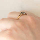 Anello a fiore vintage in oro giallo 9K con zaffiri (0.30ctw ca.) e diamante, anno 1977