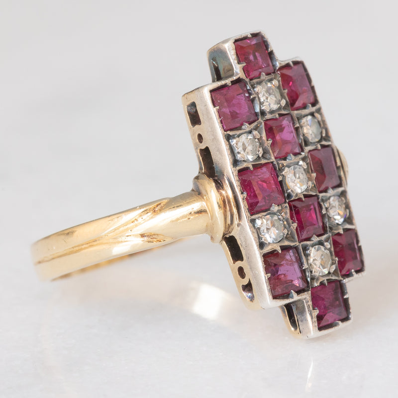 Anello vintage in stile Art Déco in oro giallo e bianco 18K con rubini di taglio carré (1ctw ca.) e diamanti (0.20ctw ca.), anni ‘50
