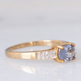 Solitario moderno in oro giallo 9K con tanzanite (0.70ct ca.) e zirconi bianchi