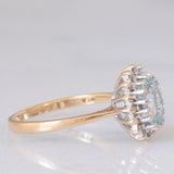 Anello a margherita vintage in oro giallo e bianco 9K con topazio azzurro (1.60ct ca.) e diamanti (0.16ctw ca.), anni ‘80