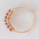 Anello moderno a “V” in oro giallo 8K con rubini (1ctw ca.), anni ‘80/‘90
