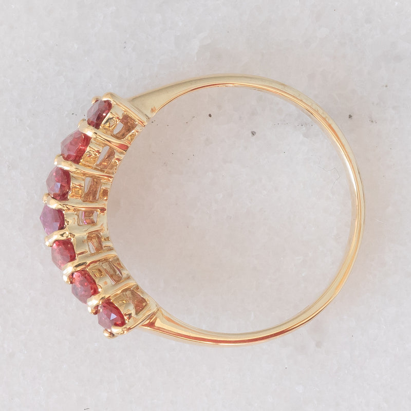 Anello moderno a “V” in oro giallo 8K con rubini (1ctw ca.), anni ‘80/‘90
