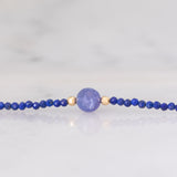 Collana moderna con tanzanite e vetri blu e con chiusura in oro giallo 18K