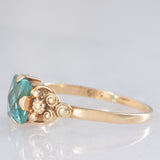 Anillo vintage de oro amarillo de 14 quilates con piedra verde y decoraciones florales y geométricas, años 50/60.