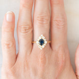 Anello a margherita navette in oro giallo 18K con zaffiro (1ct ca.) e diamanti di taglio brillante (0.75ctw ca.), anni ‘60/‘70