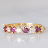 Mezzo eternity vintage in oro giallo 18K con rubini (0.40ctw ca.) e diamanti di taglio brillante (0.50ctw ca.), anni ‘80
