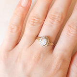 Anello a margherita vintage in oro giallo e bianco 9K con opale (0.30ct ca.) e diamanti, anni ‘70/‘80
