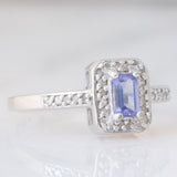 Anello a margherita in oro bianco 9K con tanzanite (0.30ct ca.) e diamanti (0.15ctw ca.), anni ‘90