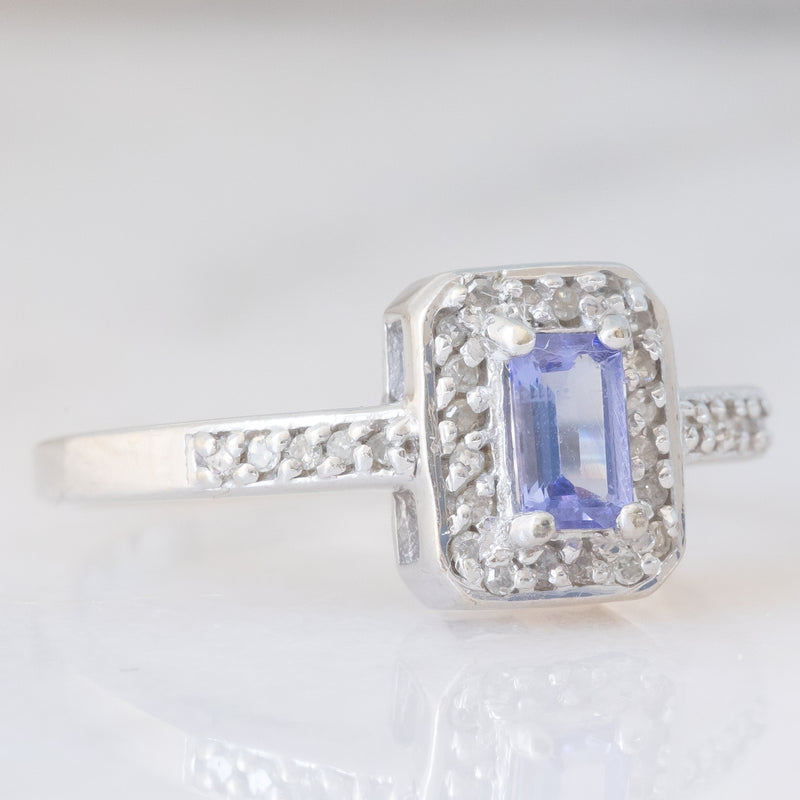 Anello a margherita in oro bianco 9K con tanzanite (0.30ct ca.) e diamanti (0.15ctw ca.), anni ‘90