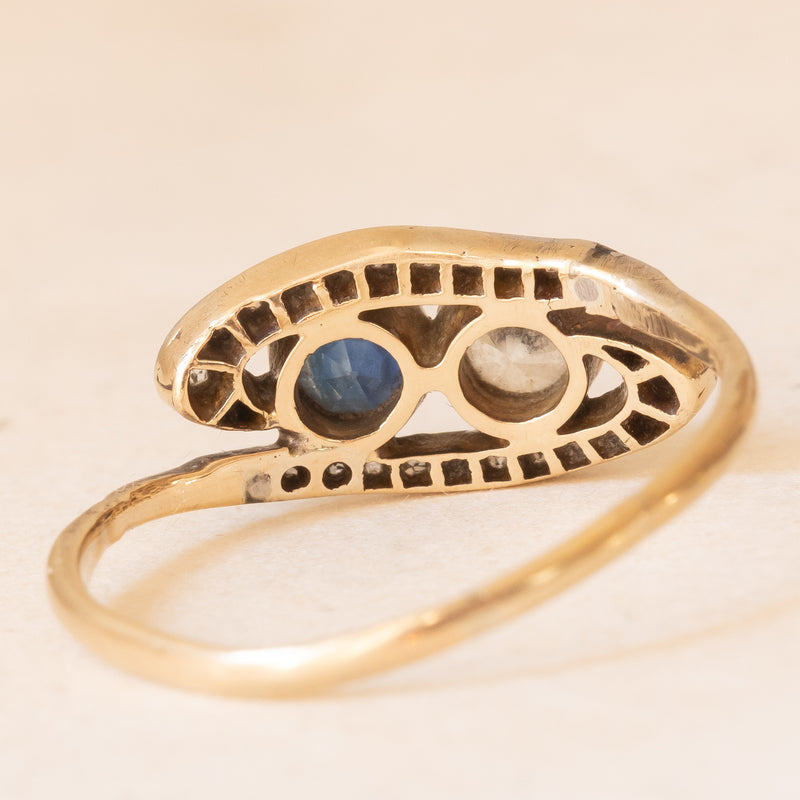 Toi et Moi Art Nouveau in oro giallo 14K e argento con zaffiro blu, pietra bianca imitazione di diamante e diamanti di taglio rosetta, anni ‘10/‘20