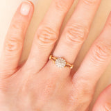 Anello a fiore vintage in oro giallo e bianco 9K con diamanti (0.10ctw ca.), anni ‘70/‘80