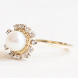 Vintage-Gänseblümchenring aus 14-karätigem Gelb- und Weißgold mit weißer Perle und Diamanten im Brillantschliff (ca. 0.18 ctw), 70er Jahre