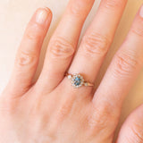Anello a margherita in oro giallo e bianco 9K con topazio azzurro (0.40ct ca.) e diamanti (0.12ctw ca.), anno 1989