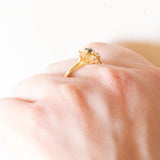 Винтажное кольцо с ромашками из 14-каратного желтого золота с сапфиром (около 0.20 карата) и бриллиантами классической огранки (около 0.26 карата), 70-е годы