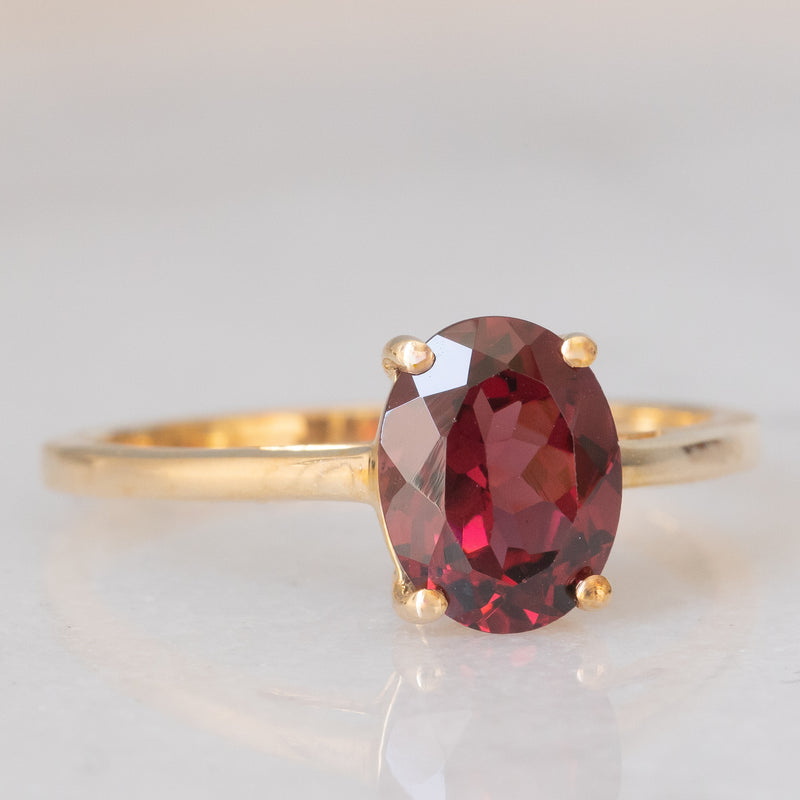 Solitario moderno in oro giallo 10K con granato (1.90ct ca.), anno 2017