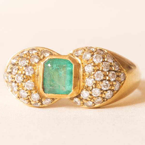 Anello vintage in oro giallo 18K con smeraldo (0.50ct ca.) e diamanti di taglio brillante (0.66ctw ca.), anni ‘70/‘80