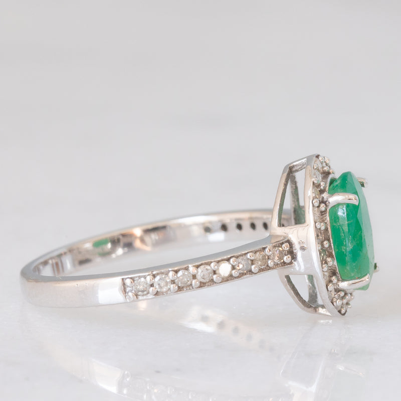 Anello a margherita moderno in oro bianco 9K con smeraldo (1ctw ca.) e diamanti (0.36ctw ca.)