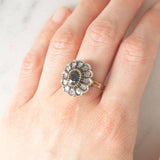 Anello a margherita vintage in stile antico in oro giallo 18K e argento con zaffiro (1ct ca.) e diamanti di taglio rosetta (0.36ctw ca.), anni ‘60/‘70