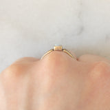 Solitario vintage in oro giallo 8K con opale (0.18ct ca.), anni ‘40/‘50