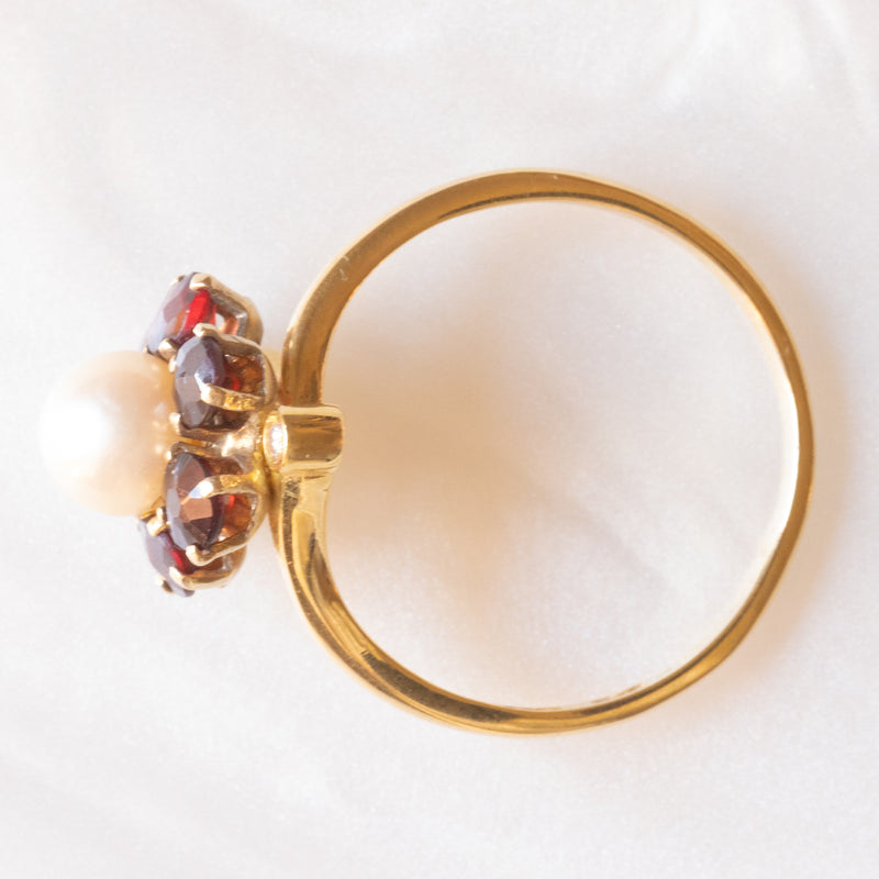 Anello a fiore vintage in oro giallo 18K con diamante, perla bianca e granati (0.90ctw ca.), anni ‘60/‘70