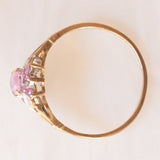 Anello a fiore vintage in oro giallo e bianco 9K con zaffiri rosa sintetici (0.80ctw ca.) e diamanti, anno 1981