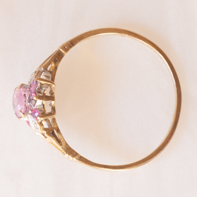 Anello a fiore vintage in oro giallo e bianco 9K con zaffiri rosa sintetici (0.80ctw ca.) e diamanti, anno 1981
