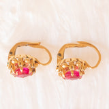 Vintage Gänseblümchen-Ohrringe aus 18 Karat Gelbgold mit synthetischen Rubinen (ca. 2 ctw) und Diamanten im Rosettenschliff (ca. 0.06 ctw), 50er Jahre