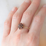 Anello a fiore vintage in oro giallo 8K con granati (1.10ctw ca.), anni ‘70