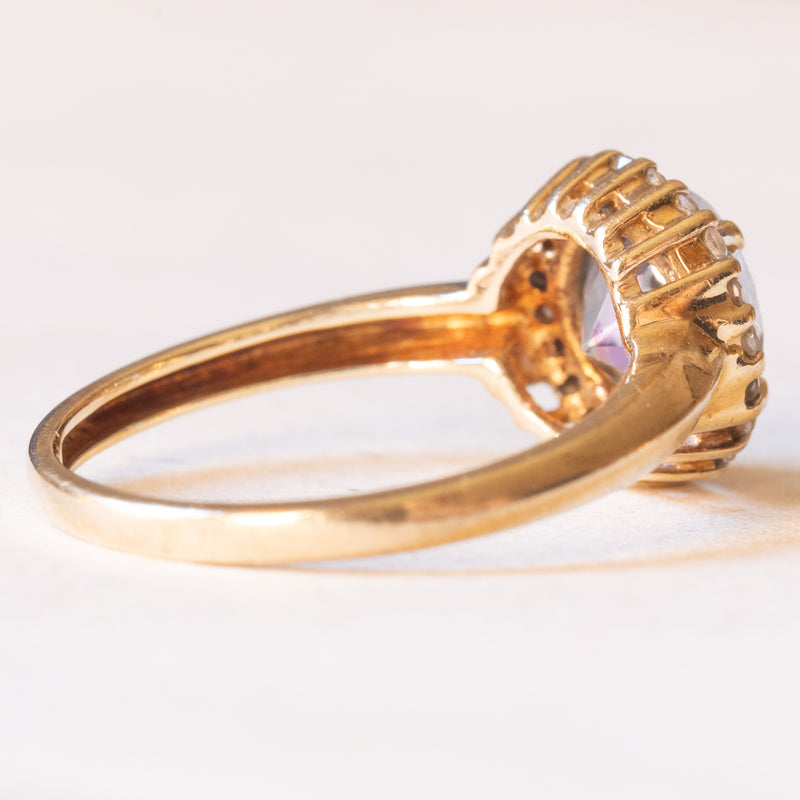 Anello a margherita moderno in oro giallo 9K con topazio mistico (1.30ct ca.) e diamanti di taglio brillante (0.20ctw ca.)