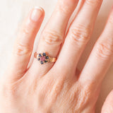 Vintage-Blumenring aus 9-karätigem Gelbgold mit rosa Turmalin (ca. 0.36 ct) und Saphiren (ca. 0.25 ctw)
