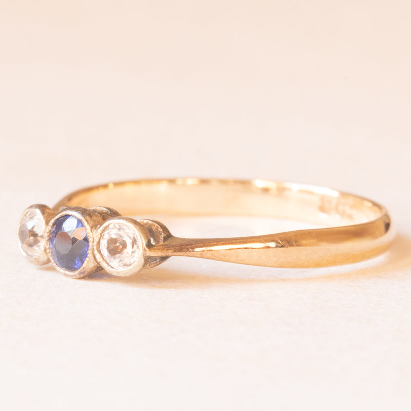 Trilogy antico in oro giallo 9K con zaffiro blu (0.12ct ca.) e zaffiri bianchi, anni ‘10