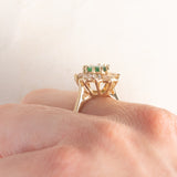 Bague marguerite en or jaune 14 carats avec émeraude (environ 0.70 ct) et diamants taille brillant (environ 0.80 ct), années 70
