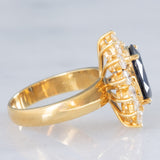 Anello a margherita vintage in oro giallo 18K con zaffiro (4.40ct ca.) e diamanti di taglio brillante (1.68ctw ca.), anni ‘70/‘80