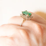 Anello a margherita vintage in oro bianco 14K con smeraldo (1.70ct ca.) e diamanti (0.28ctw ca.), anni ‘70