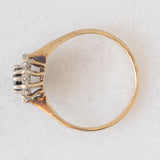 Anello a margherita vintage in oro giallo e bianco 9K con zaffiro (0.25ct ca.) e diamanti (0.10ctw ca.), anno 1981