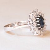 Vintage-Gänseblümchenring aus 14 Karat Weißgold mit Saphiren (ca. 2 ct) und Diamanten im Brillantschliff (ca. 0.80 ctw), 70er Jahre