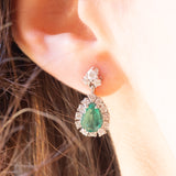 Ohrringe aus 18-karätigem Weißgold mit Smaragden (ca. 1.40 ctw) und Diamanten im Brillantschliff (ca. 1 ctw)