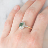 Anello a margherita antico in oro giallo 18K con tormalina verde (1ct ca.) e diamanti di taglio vecchia miniera (0.50ctw ca.), anni ‘20/‘30