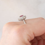 Anello a margherita vintage in platino con rubino (0.62ct) e diamanti (0.36ctw), anni ‘70/‘80