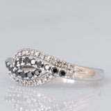 Anello vintage in oro bianco 9K con diamanti bianchi e diamanti neri (0.25ctw ca.)