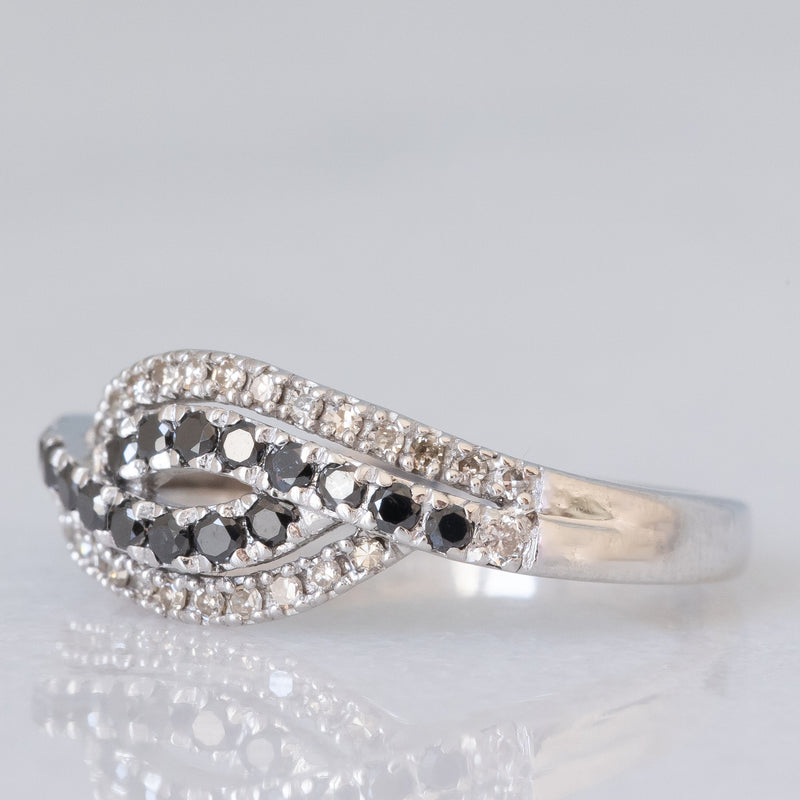 Anello vintage in oro bianco 9K con diamanti bianchi e diamanti neri (0.25ctw ca.)