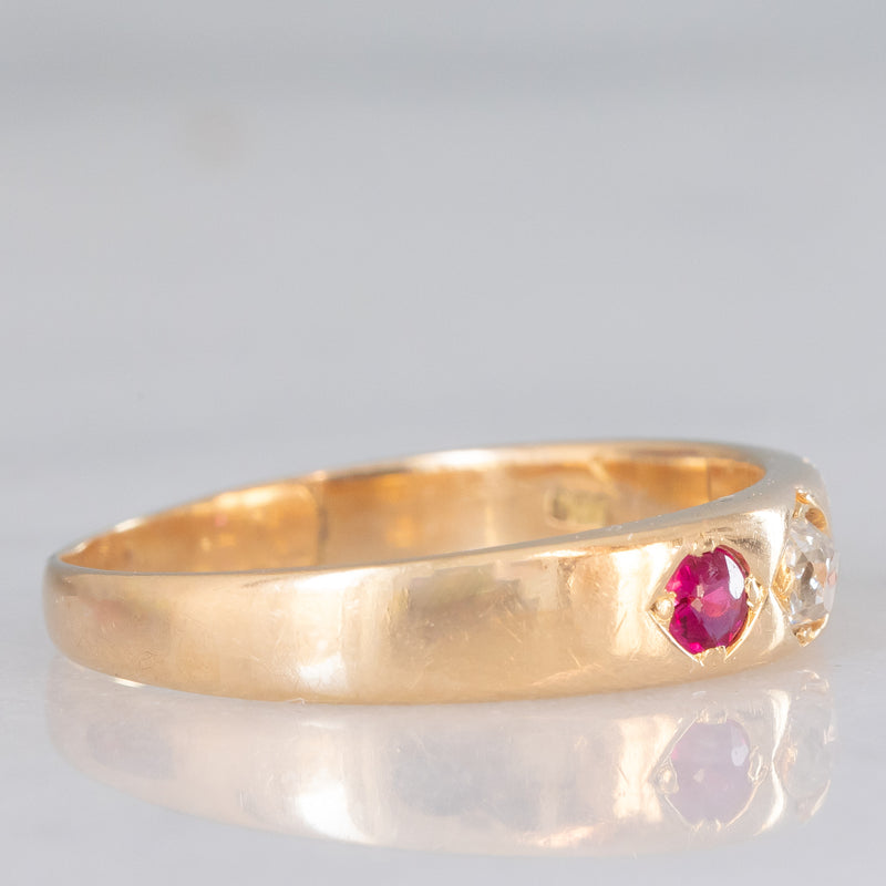 Trilogy gypsy vintage in oro giallo 14K con diamante (0.16ct ca.) e rubini (0.16ctw ca.), anni ‘40/‘50