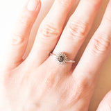 Vintage-Ring aus 9-karätigem Weißgold mit behandelten schwarzen und weißen Diamanten (ca. 0.25 ctw)