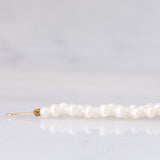 Collana vintage di perle bianche con chiusura in oro giallo 18K, anni ‘60/‘70