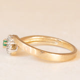 Anello a fiore vintage in oro giallo e bianco 9K con smeraldo (0.08ct ca.) e diamanti (0.06ctw ca.), anni ‘70