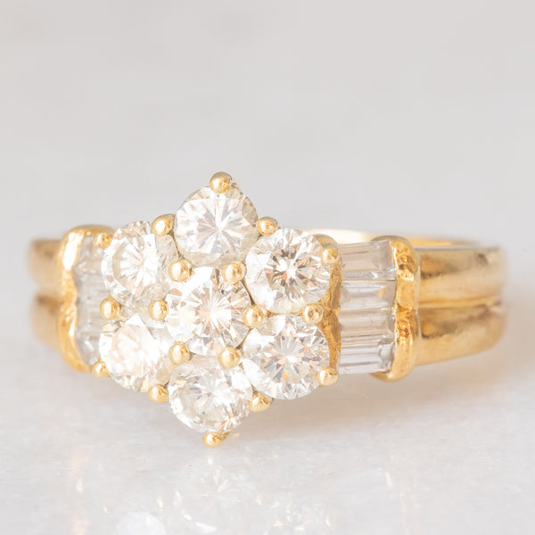 Anello a margherita vintage in oro giallo 18K con diamanti di taglio brillante e di taglio baguette (1ctw ca.), anni ‘70