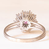 Vintage-Gänseblümchenring aus 18-karätigem Weißgold mit Rubinen (ca. 1 ct) und Diamanten im Brillantschliff (ca. 0.65 ctw), 70er Jahre