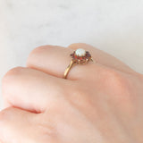 Anello a margherita in oro giallo 9K con opale (0.20ct ca.) e granati (0.30ctw ca.), anno 1977